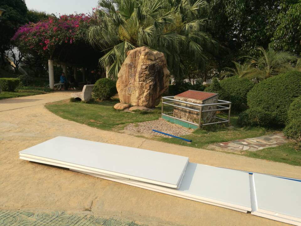光明新區(qū)翠湖公園活動(dòng)圍墻安裝2.jpg