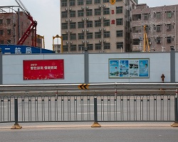 規(guī)范使用建筑施工圍擋，促進城市面貌改進